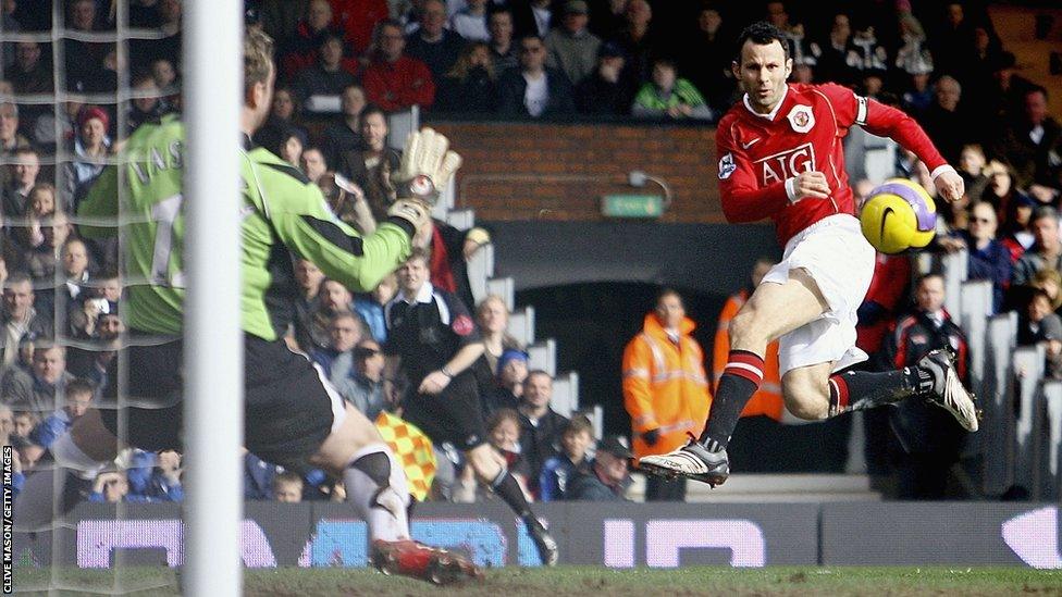 Ryan Giggs scores against Fulham during 2006-07 season.