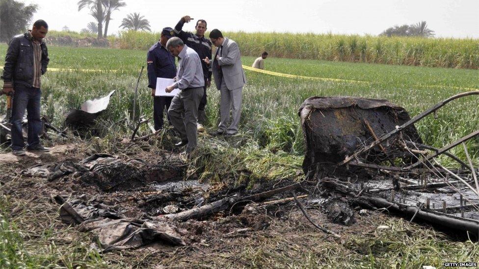 Egyptians inspect site of crashed balloon near Luxor (26/02/13)