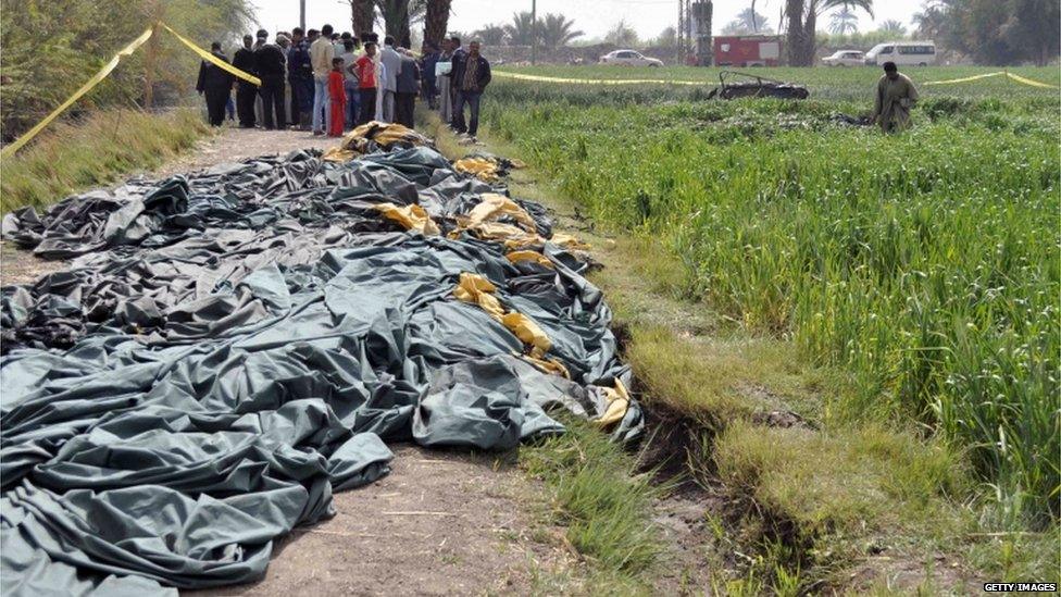 Bodies lie covered at scene of hot air balloon crash near Luxor (26/02/13)