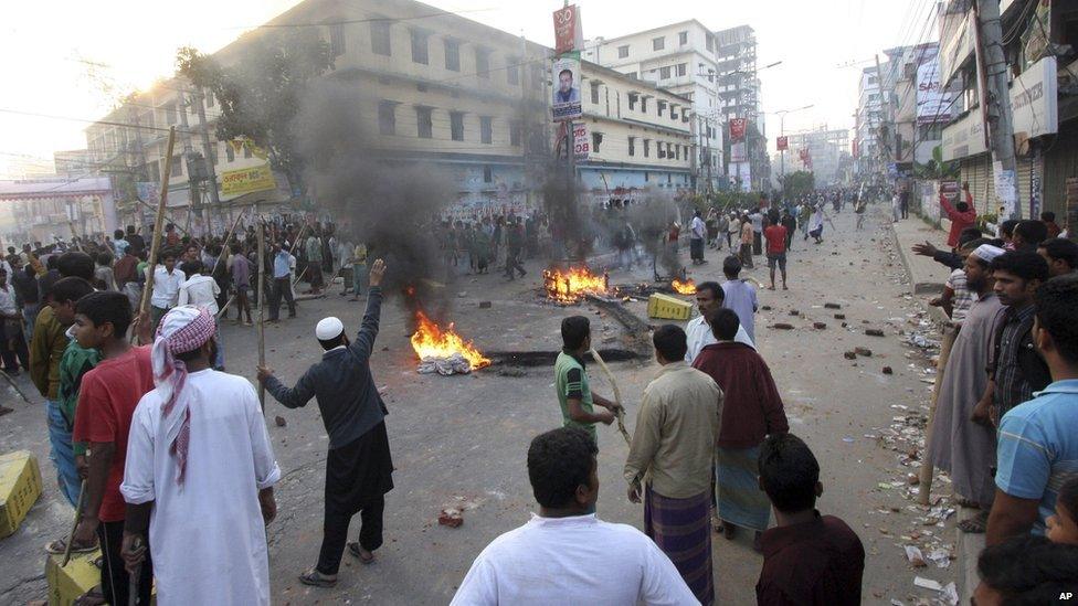 Islamist protesters block street and light fires in Bogra