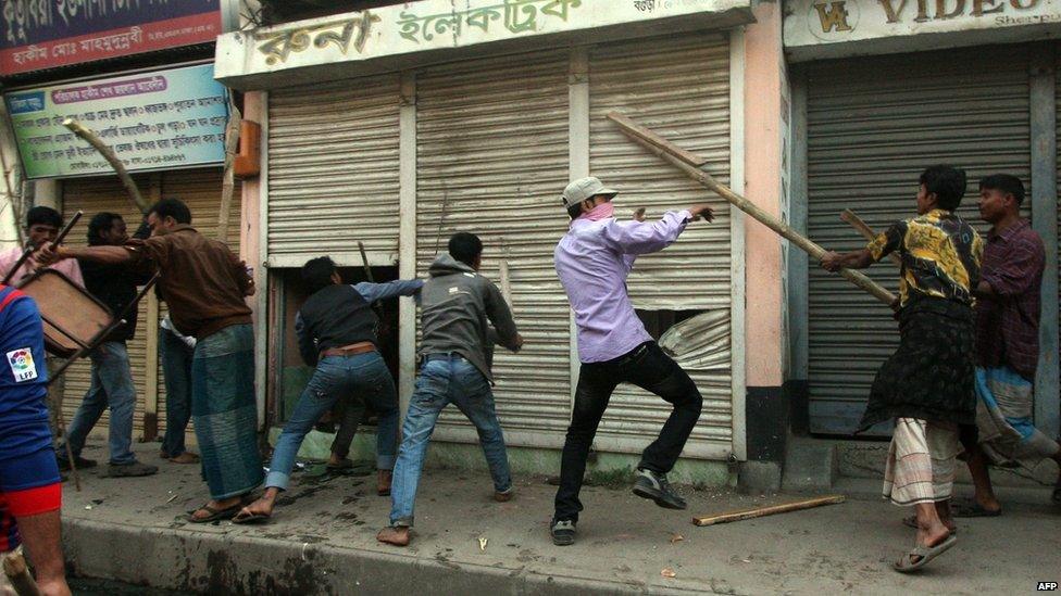 Islamist protesters vandalise shops in Bogra, Bangladesh