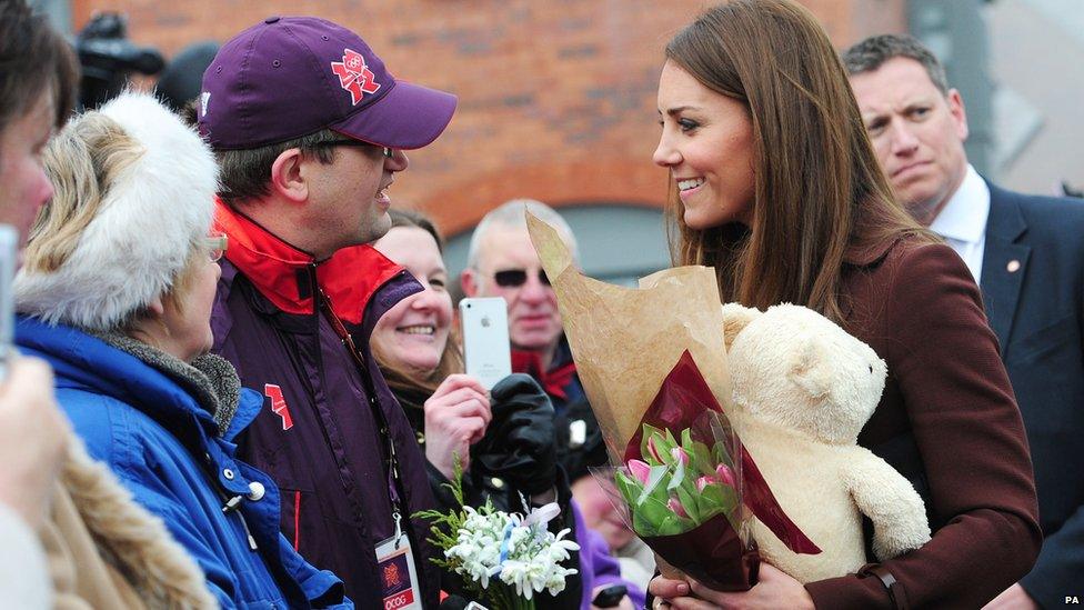 Crowds greeting Duchess of Cambridge