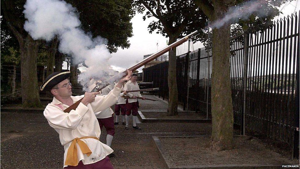 Apprentice boys fire guns on the walls