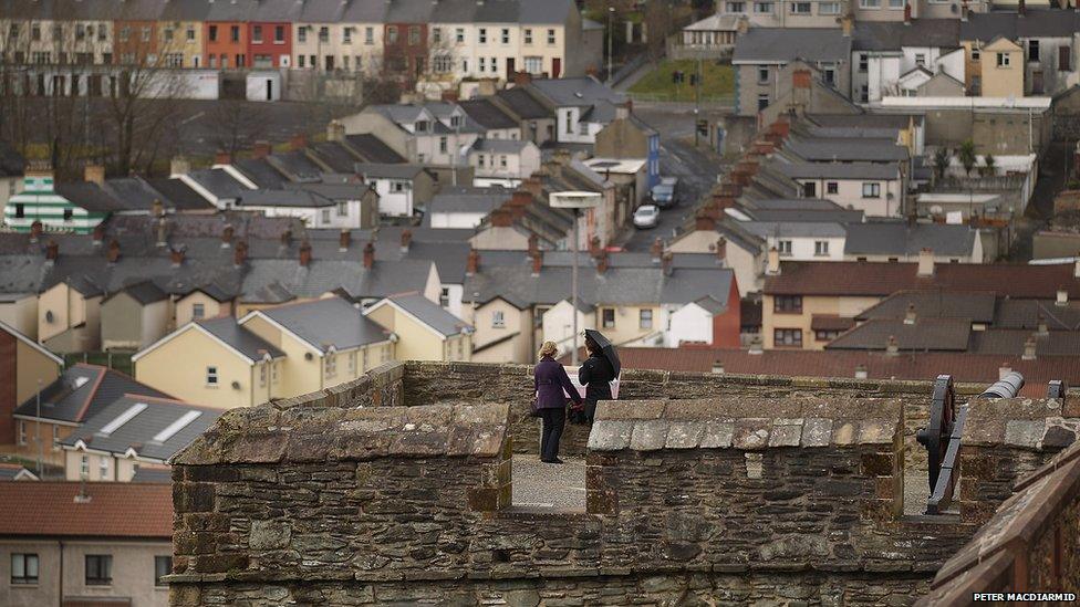 Tourists on the walls