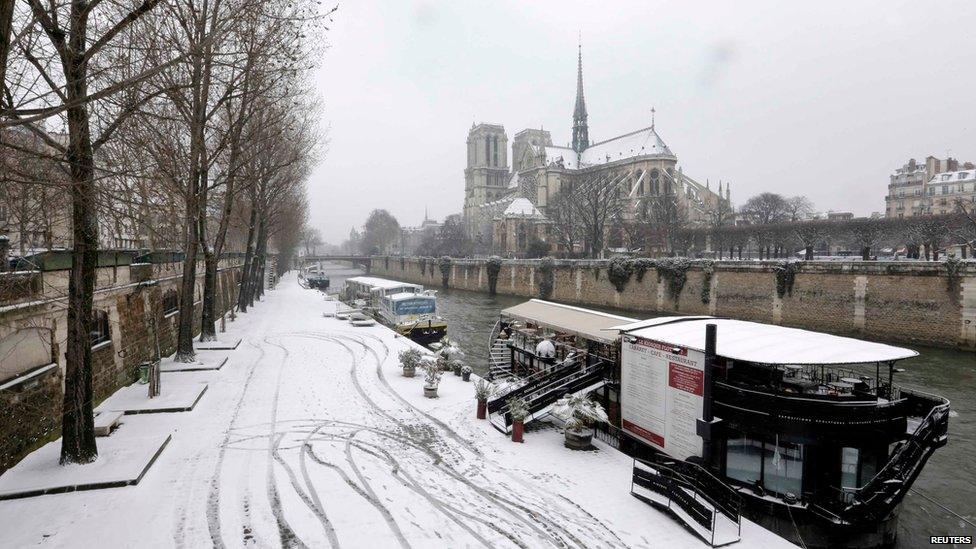 View of snow-covered banks along the River Seine near the Cathedral of Notre Dame de Paris (12 March 2013)