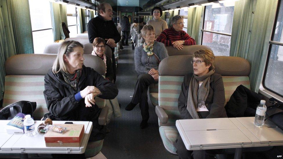 Passengers on the Paris-Cherbourg train stuck at Caen station (12 March 2013)