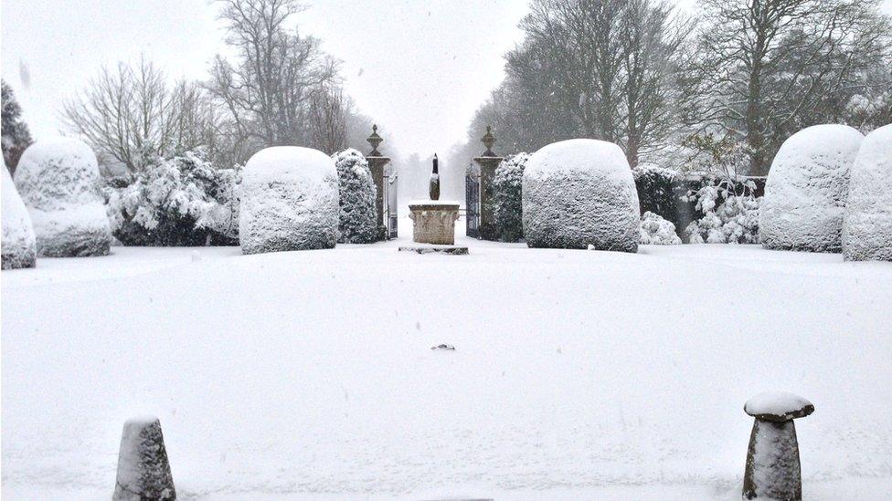 Nid golygfa Nadoligaidd, ond gwesty Soughton Hall ger Yr Wyddgrug wythnos cyn y Pasg.