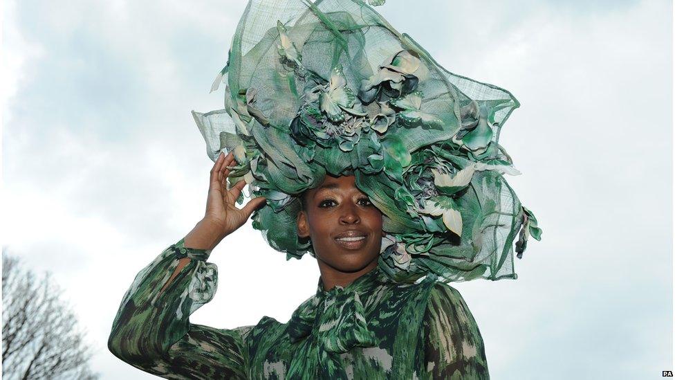 Woman with big hat at Aintree