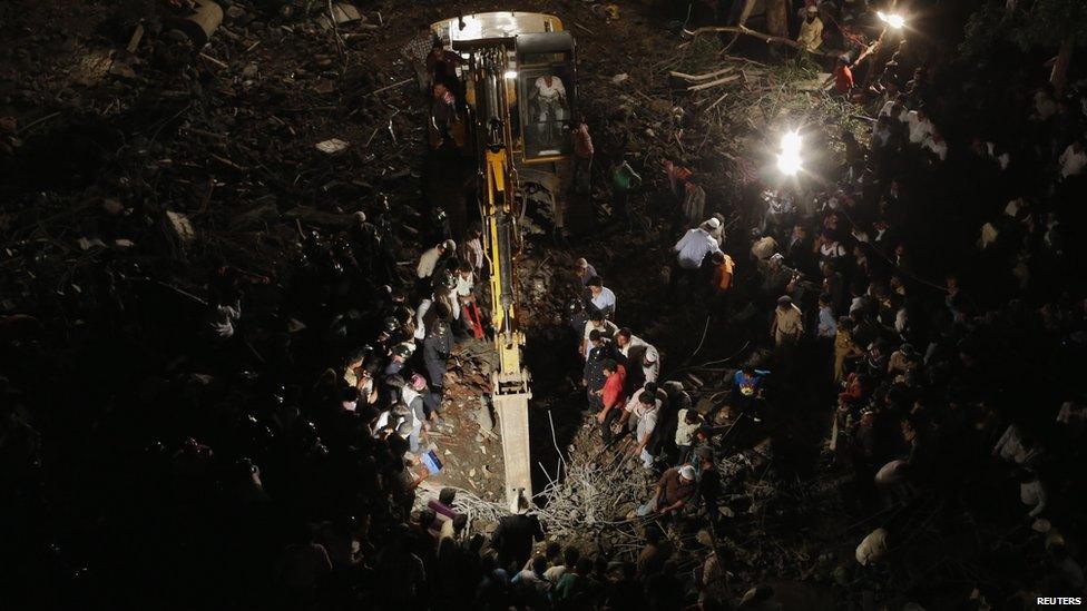 Rescue effort at collapsed building in Thane, Mumbai, on 4 April 2013