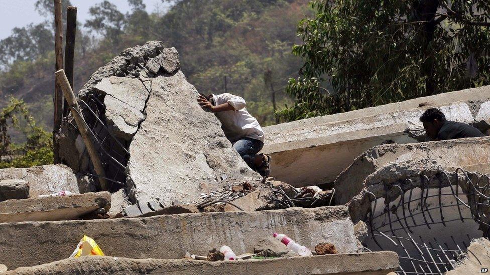 Men looking for survivors at the collapsed building site in Thane, Mumbai, on 5 April 2013