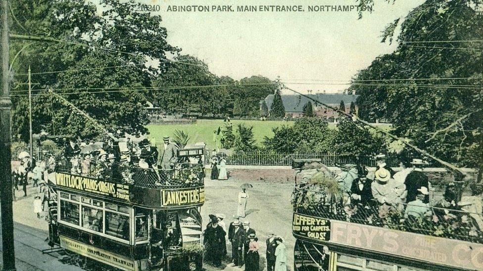 Main entrance to Abington Park