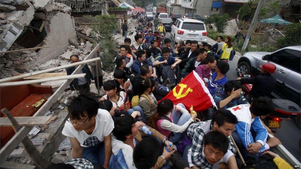 Volunteers enter Longmen town, Sichuan province (21 April 2013)