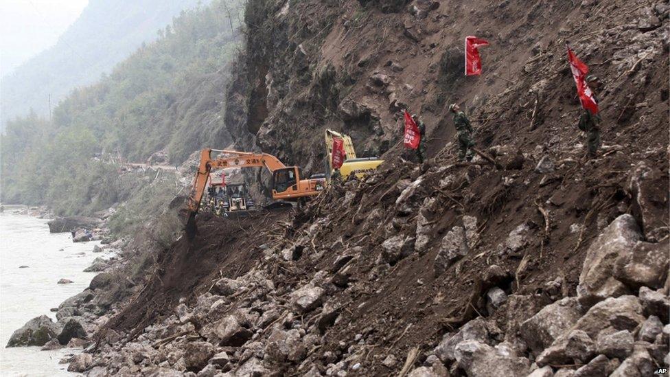 Paramilitary police clear a road in Baosheng, Sichuan (21 April 2013)