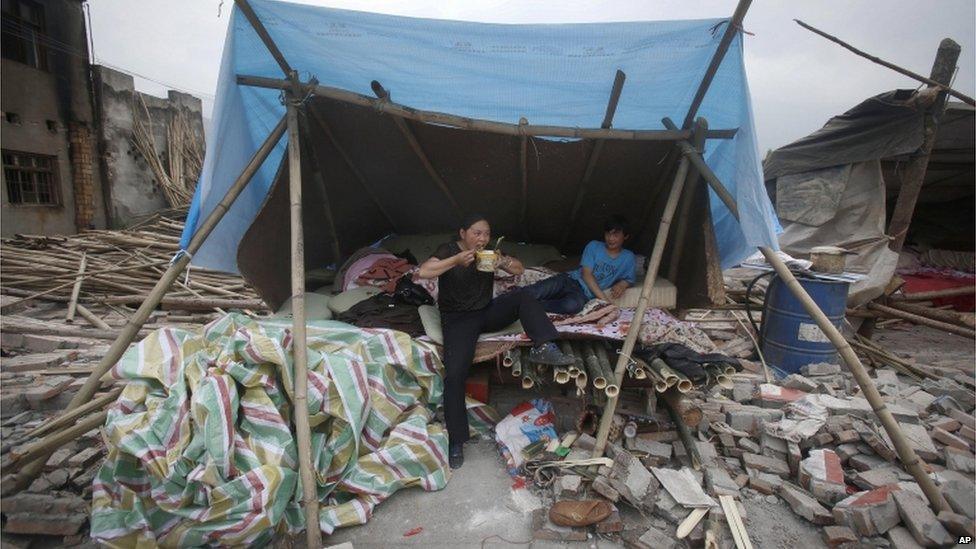 A woman and boy in a shelter in Longmen town, Sichuan (21 April 2013)