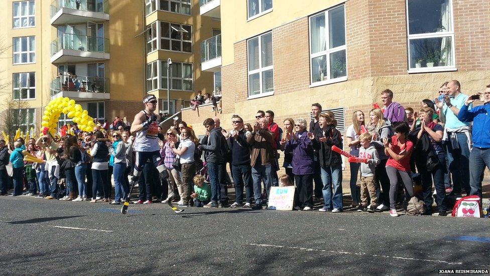 Runner cheered by supporters at 9 miles. Photo: Joana Reismiranda