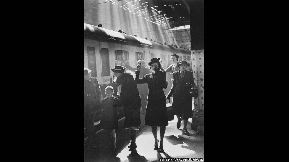 People bid farewell to their loved ones at Paddington station in London during World War II, 23rd May 1942.