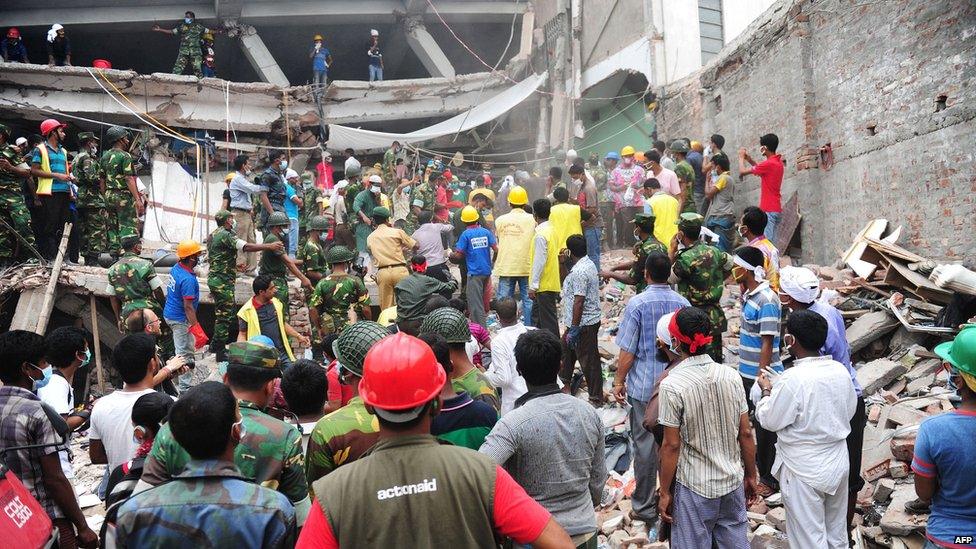 Volunteers and rescue workers in Dhaka (27 April 2013)