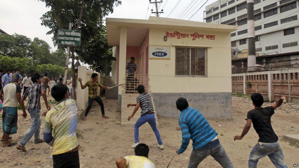 Police control station attacked by mob. 27 April 2013