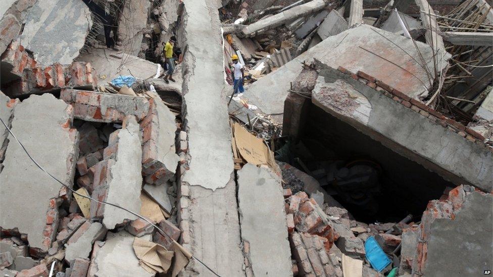 Volunteers look through rubble in Savar, Dhaka, Bangaldesh (28 April 2013)