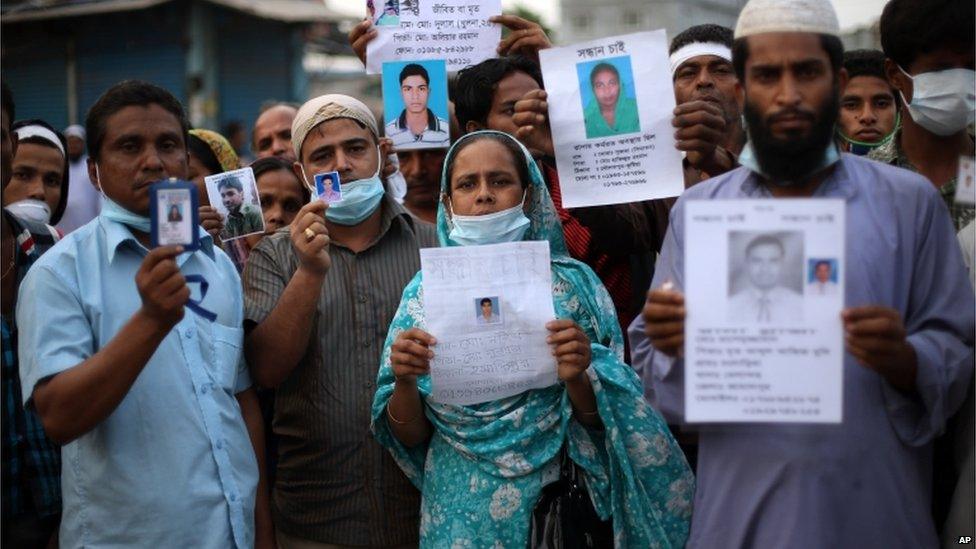 Relatives of missing people at the site of the factory in Savar, Dhaka, Bangladesh (28 April 2013)