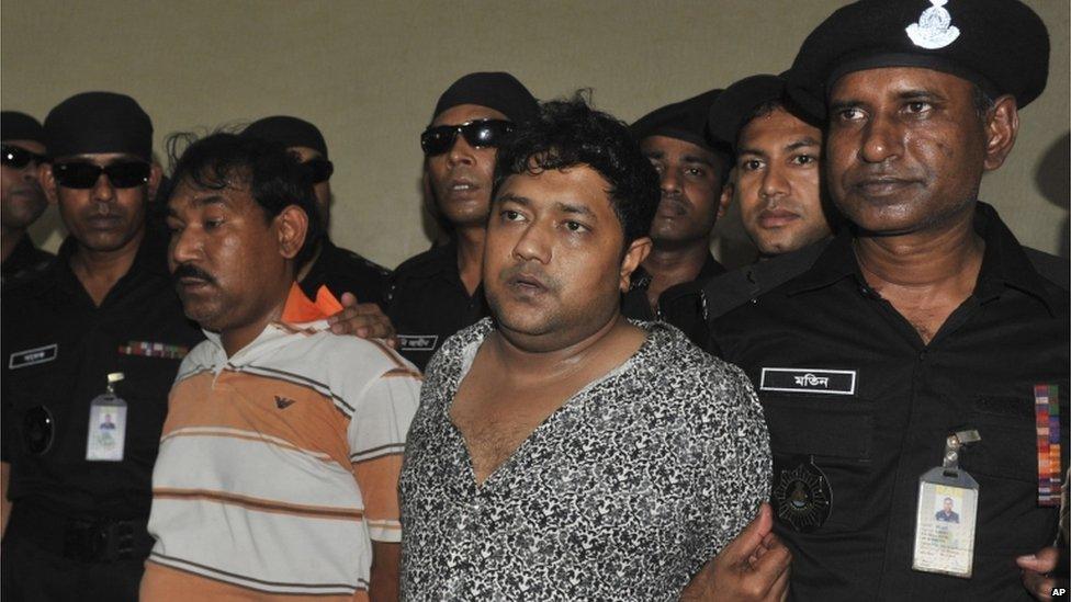 Mohammed Sohel Rana with police in Bangladesh (28 April 2013)