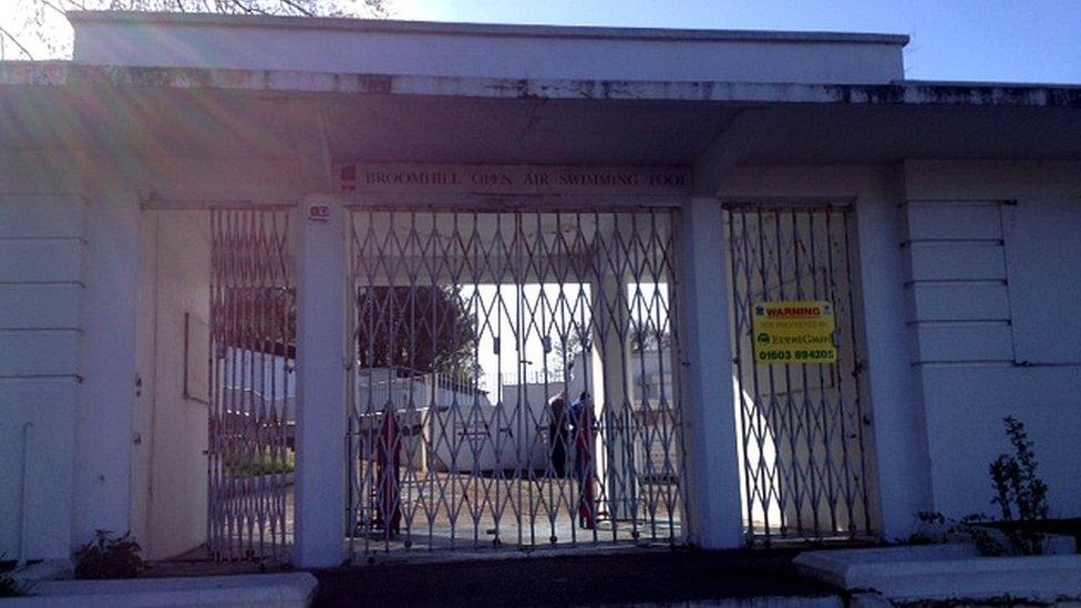 Broomhill Pool gates