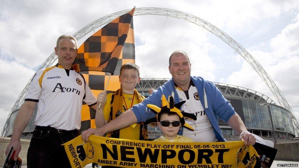 Cefnogwyr Casnewydd ar Wembley Way.