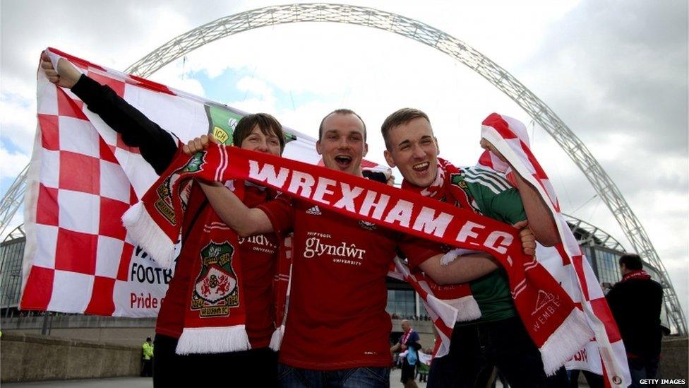 Cefnogwyr Wrecsam yn cyrraedd Wembley ar gyfer y gêm fawr.