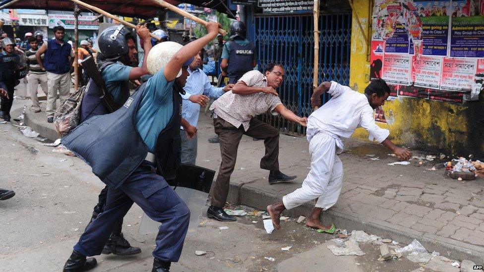 Police baton charge protesters during clashes in Dhaka, Bangladesh, on 5 May 2013