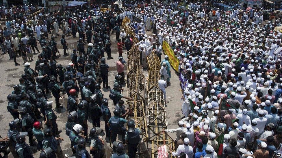 Police and protesters in Dhaka, Bangladesh, on 5 May 2013