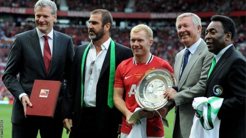 Manchester United chief executive David Gill, New York Cosmos manager Eric Cantona, Paul Scholes, Manchester United manager Sir Alex Ferguson and Pele