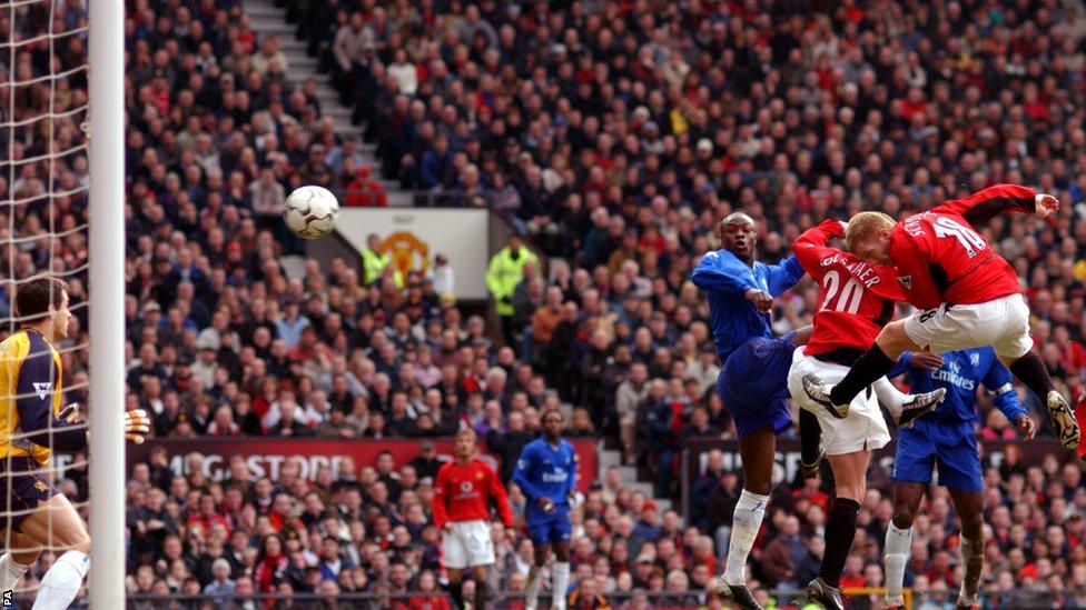 Paul Scholes (18) scores against Chelsea during the 2002-2003 season