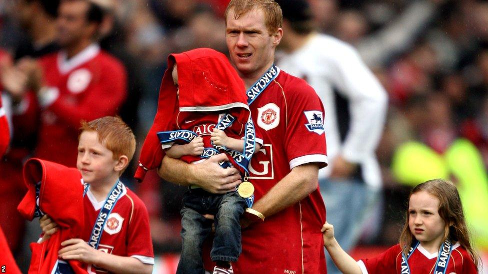 Manchester United's Paul Scholes with his kids during the end of the 2006-07 season celebrations