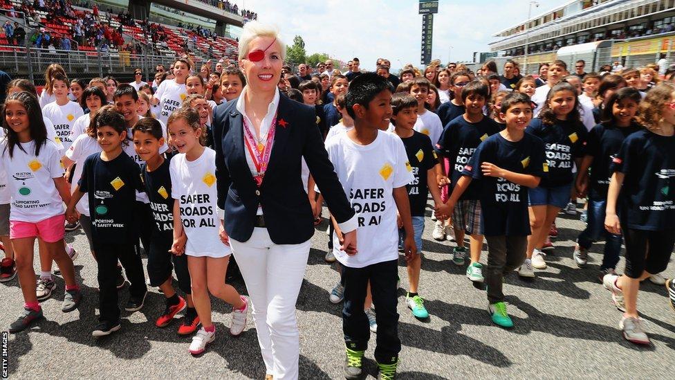 Maria de Villota leads children for the FIA's Safer Roads For All campaign.