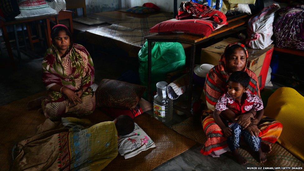 Bangladeshis seek shelter from cyclone Mahasen in Chittagong (16 May 2013)