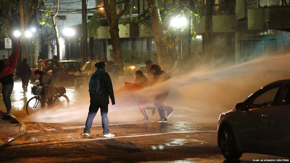 Riot police use water cannon on student protesters in Santiago (15 May 2013)