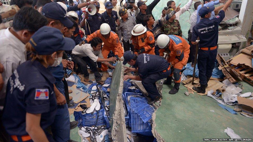 Cambodian rescue team and soldiers look for workers after a factory collapsed in Kampong Speu province (16 May 2013)