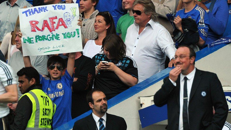 Chelsea fan holds up a banner thanking Rafa Benitez