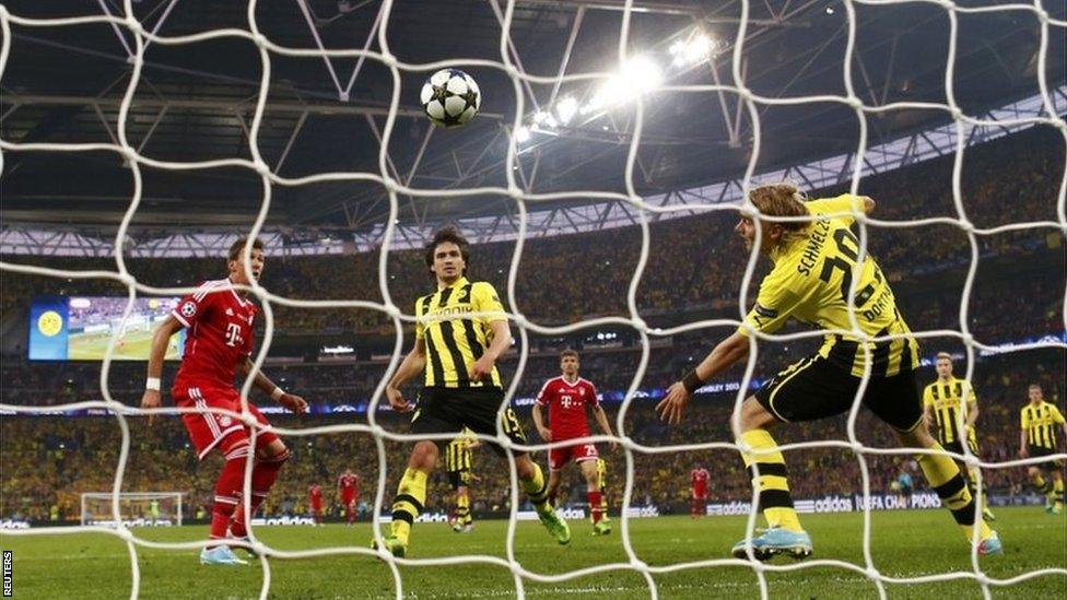 Mario Mandzukic (left) scores for Bayern Munich