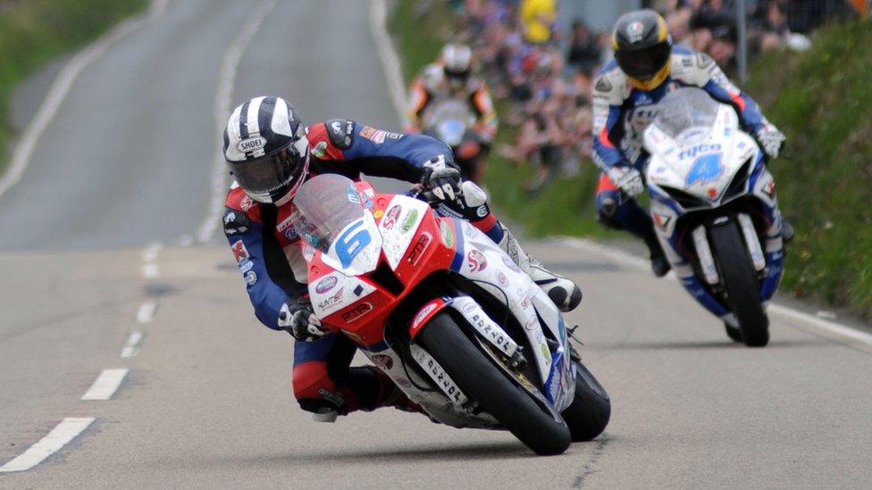 Michael Dunlop ahead of Guy Martin (Supersport race 1)