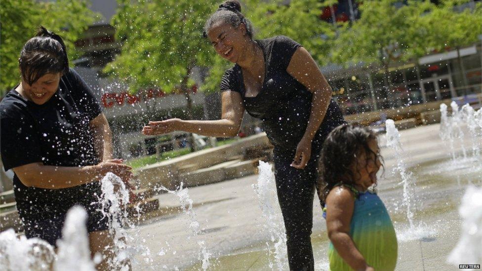 People play in fountains in Phoenix, Arizona (28 June 2013)