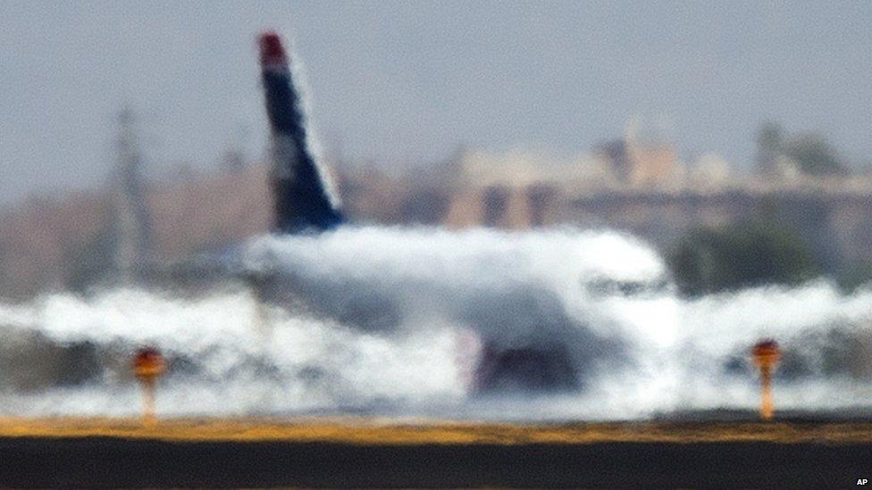 Plane through heat haze at Sky Harbor airport, Arizona (28 June 2013)