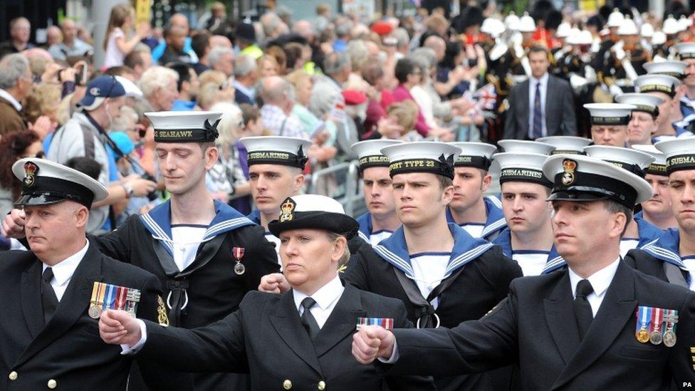 Crowds watch the Nottingham parade