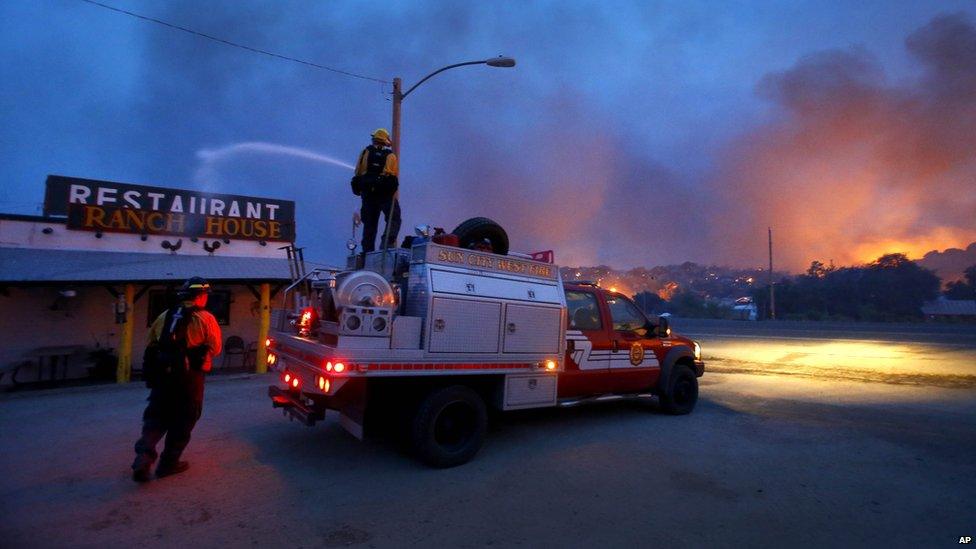 Firefighters spray water on a restaurant in Yarnell (30 June 2013)