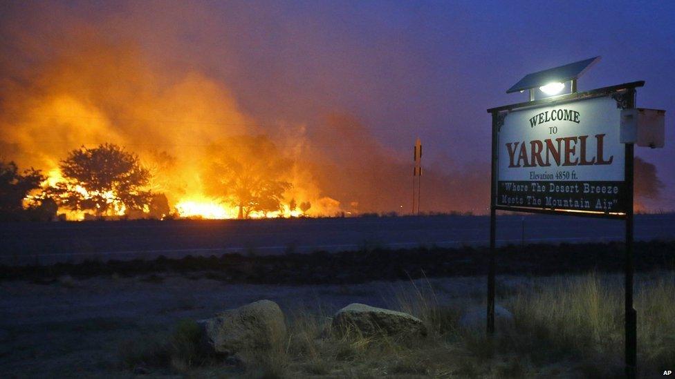 Wildfire burns next to the welcome sign of Yarnell (30 June 2013)