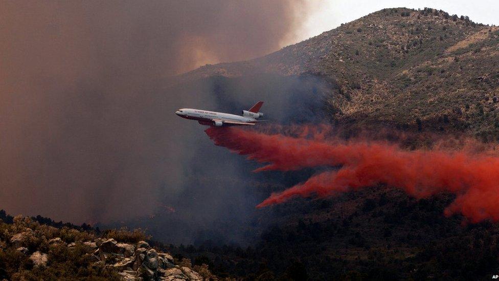 A plane makes a retardant drop over Yarnell (30 June 2013)