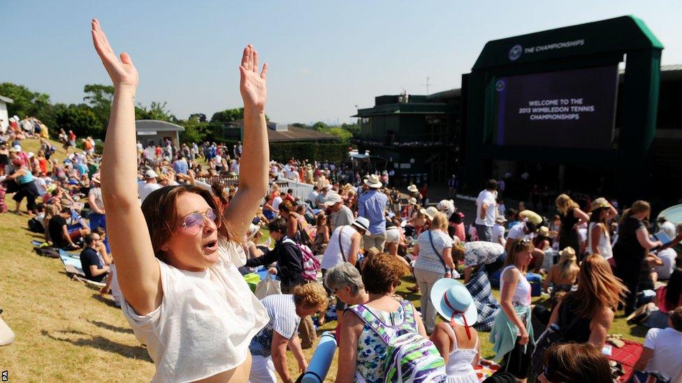 Fans on Murray Mount