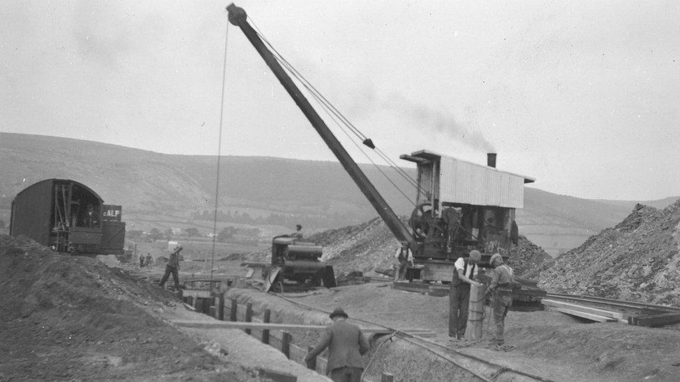 Building of first Cheddar reservoir