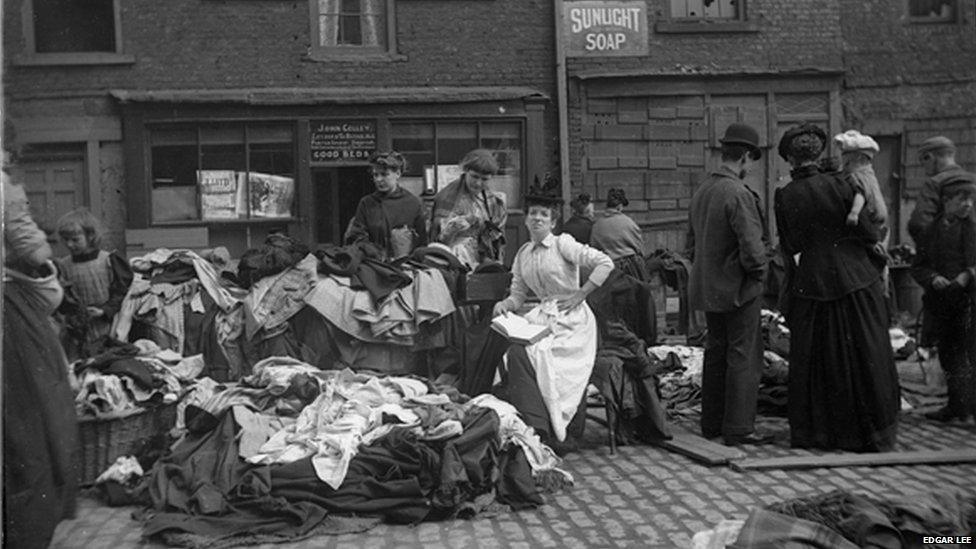 Stall holder reading, Paddy’s Market, Edgar Lee, c 1892