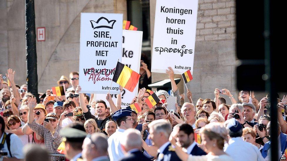 Anti-monarchy students hold up placards in Brussels on 21 July 2013